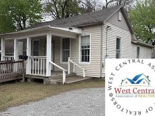 110 N 4th St, Clinton, MO 64735