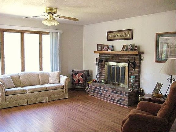 Livingroom w/Fireplace