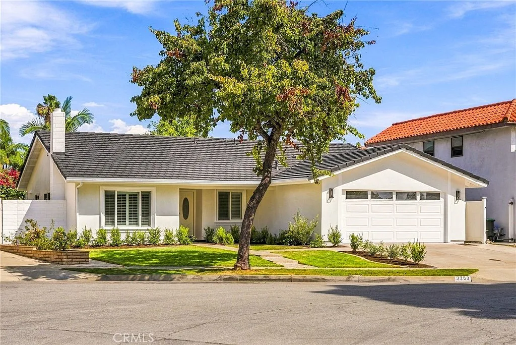 4 bed, 2.5 bath, 1884 sqft, $10,000 — Photo 2