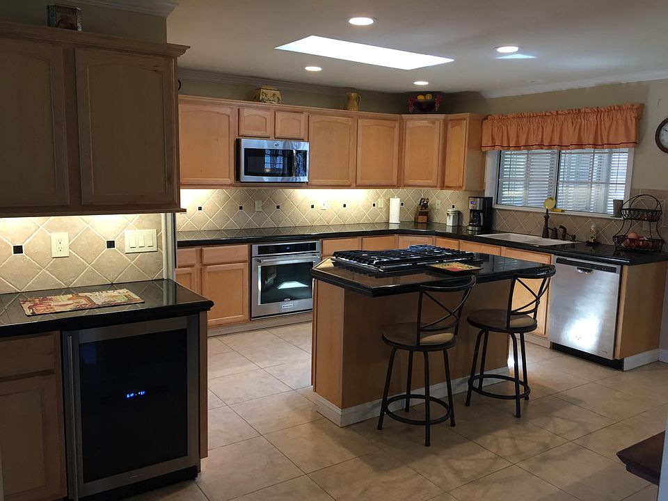Kitchen with eating bar