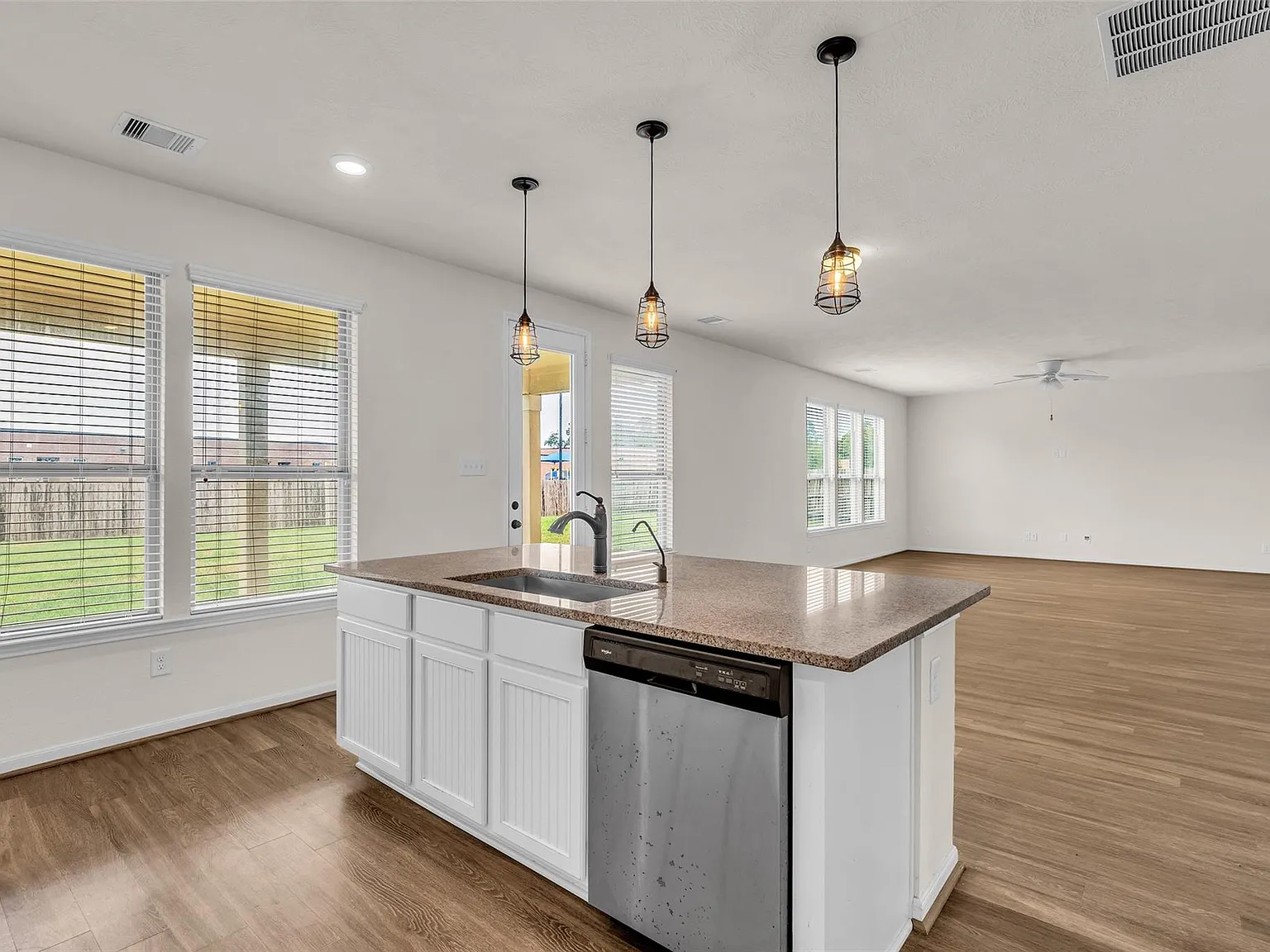 4 bed, 2.5 bath, 2950 sqft, $2,700 — Photo 3