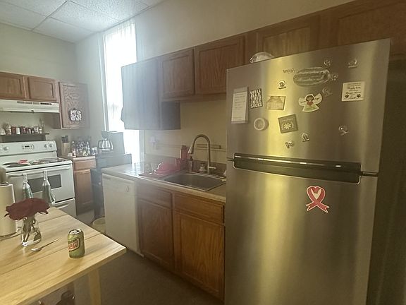 3rd image of 735 Center St