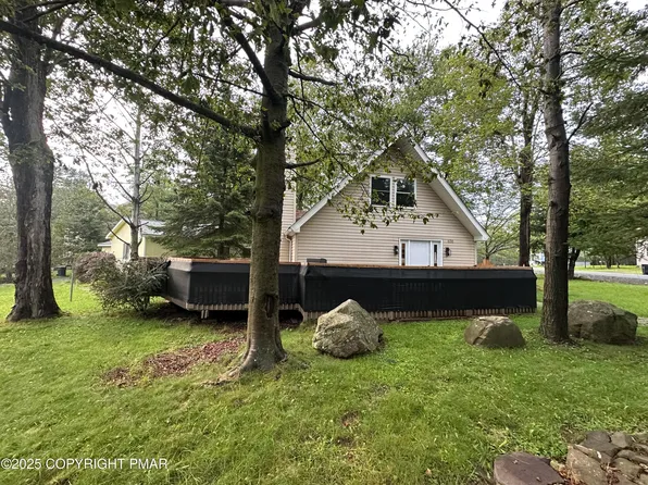 838 Country Place Dr, Tobyhanna, PA 18466