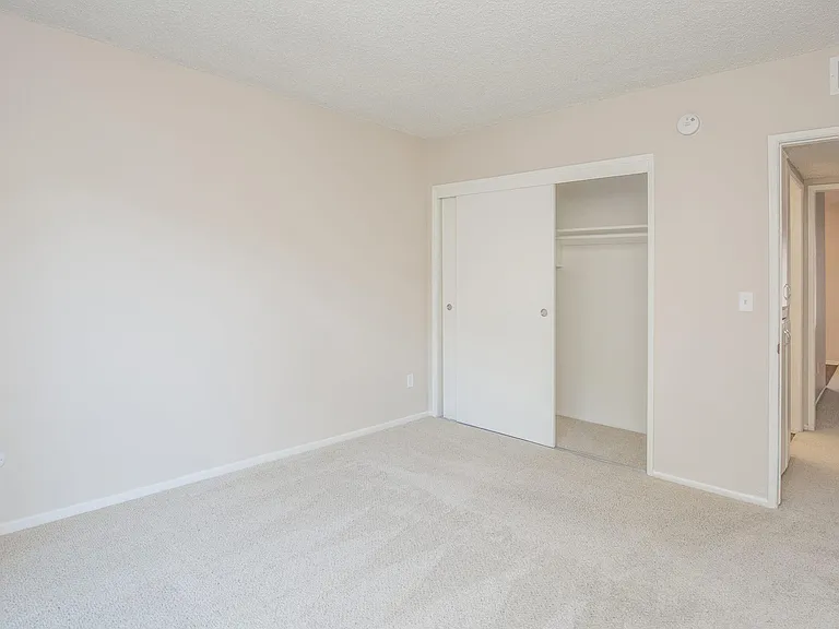 Hampshire Square Apartment Homes — Photo 22