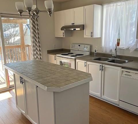 3rd image of 41 Canary Reed Ct