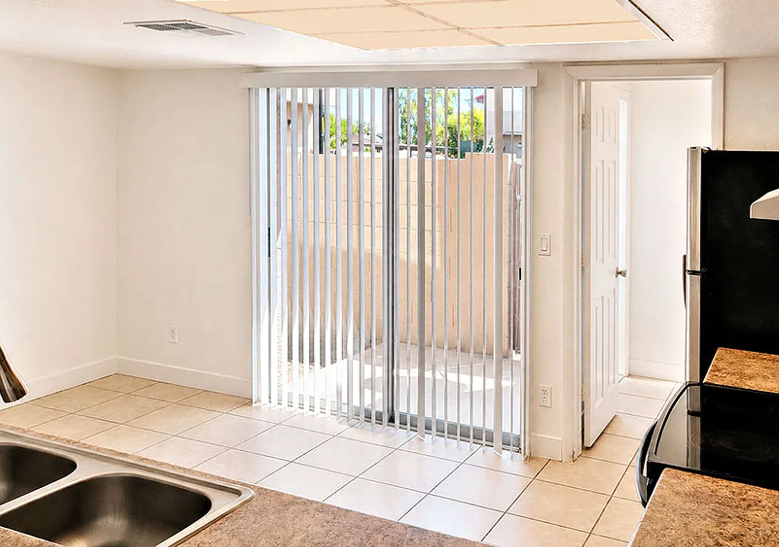 3 Bedroom Townhome - Small Private Patio- Glendale - First month FREE - Washer/Dryer Included — Photo 4