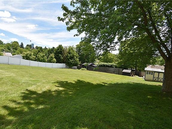 4th image of 633 Meadowridge Dr
