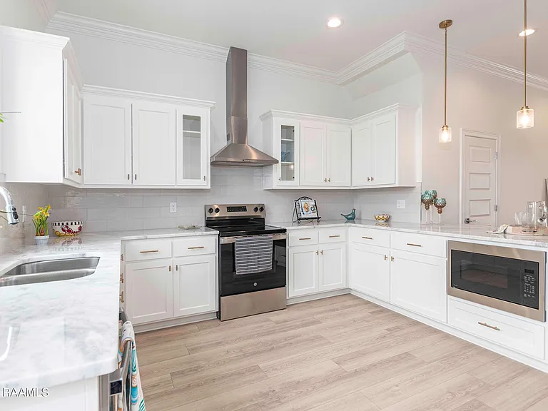 1510 Kaliste Saloom Rd #402 — Photo 4