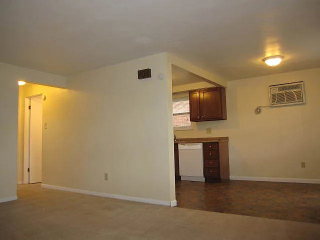 2528 Columbia Ave — Photo 2