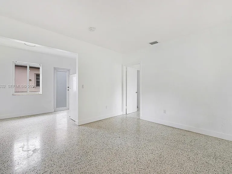 1202 NW 34th St #1200 — Photo 4