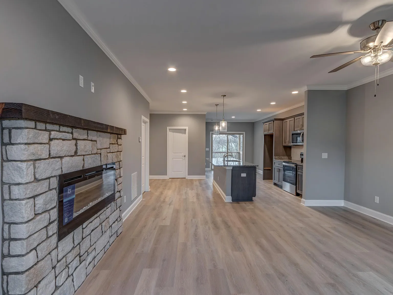3 bed, 2.5 bath, 1963 sqft, $2,600 — Photo 2