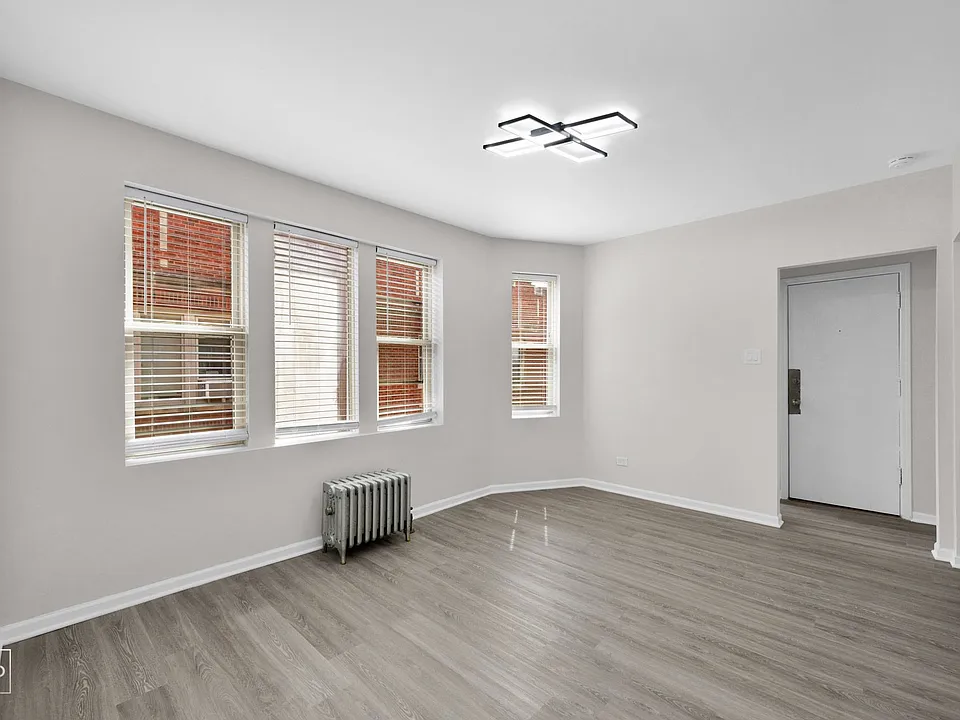 5952 W Superior