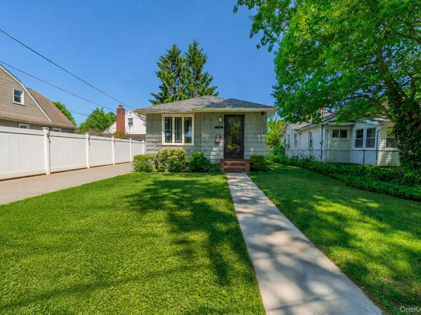 26209 E Williston Avenue, Floral Park, NY 11001