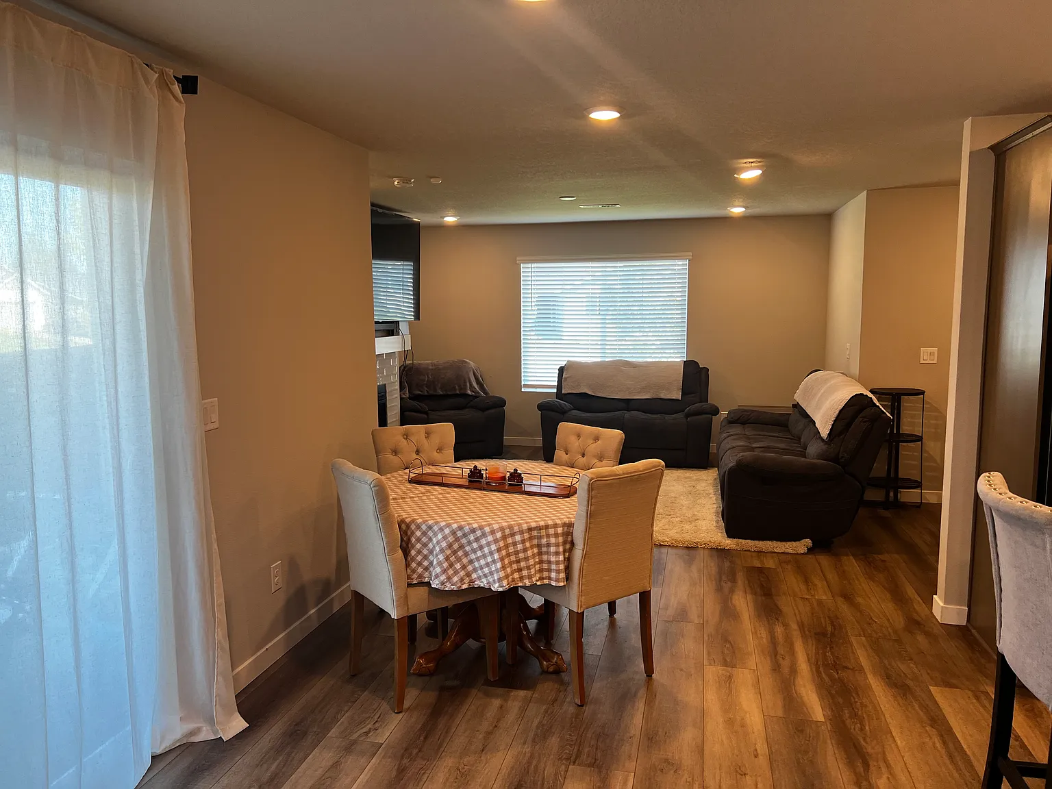 4 bed, 1879 sqft, $1,050 — Photo 2