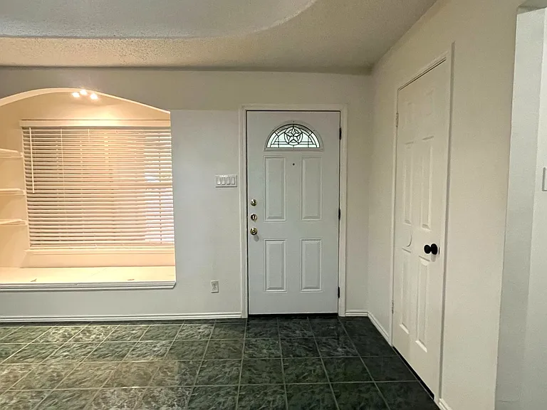 1918 Summerwood Dr — Photo 3