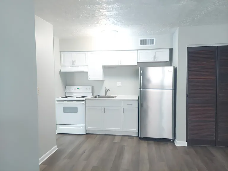 1059 E Long St #6 — Photo 4