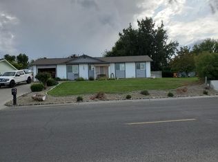 735 Crescent Dr, Grandview, WA