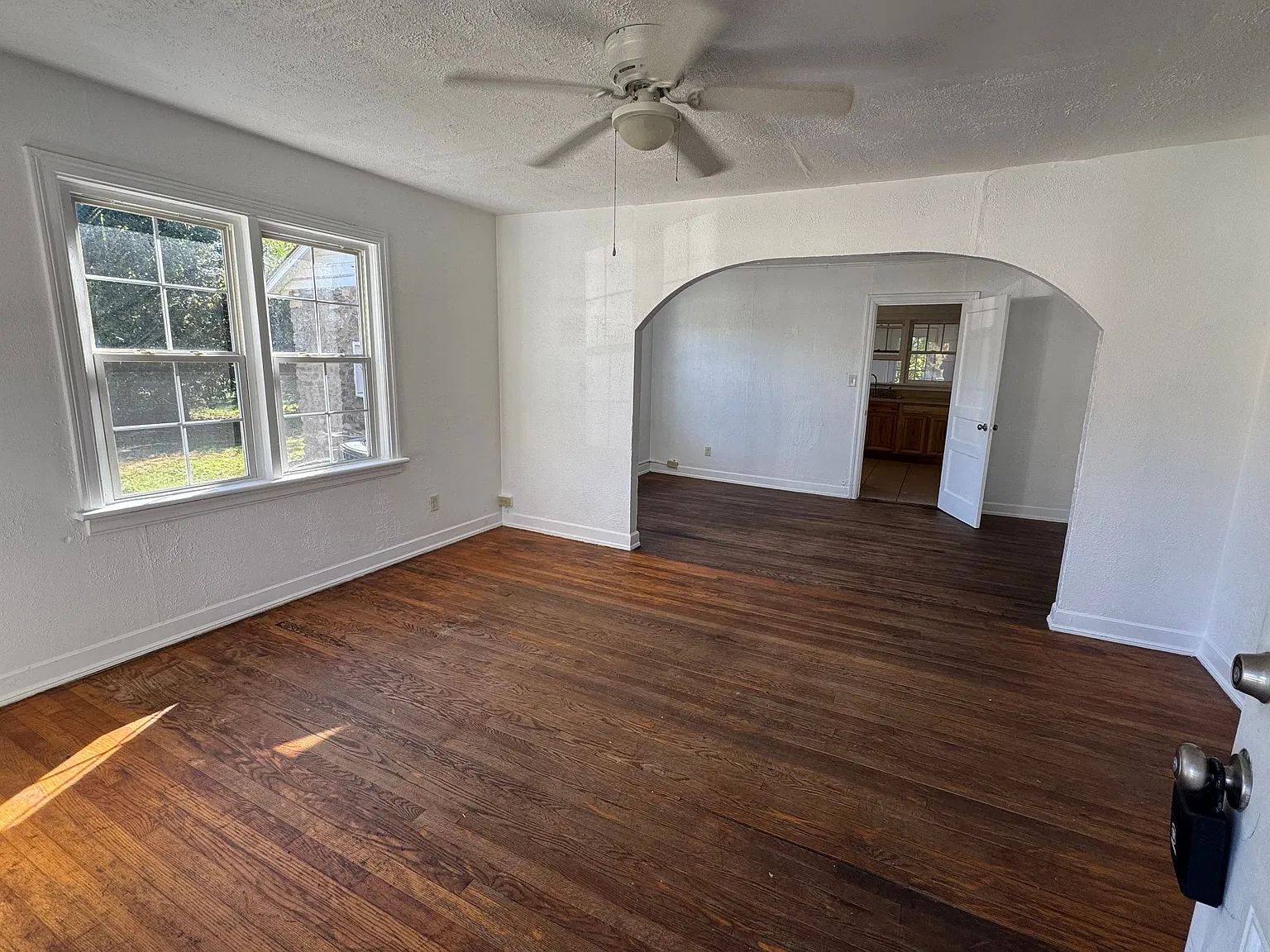 6 bed, 2.0 bath, 2300 sqft, $2,095 — Photo 3