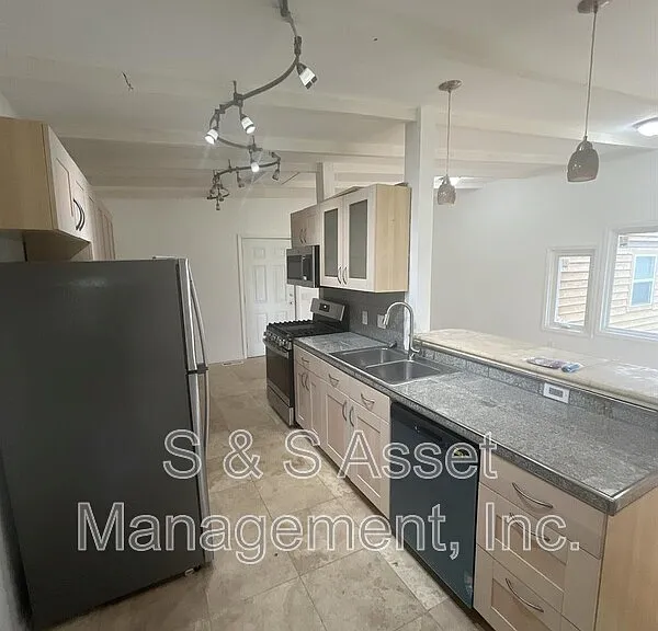 3252 E Lake Lansing Rd — Photo 15