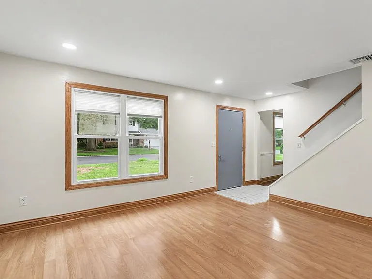 136 Brookside Ave — Photo 3