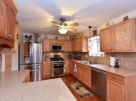 3rd image of 39821 Walton Ln