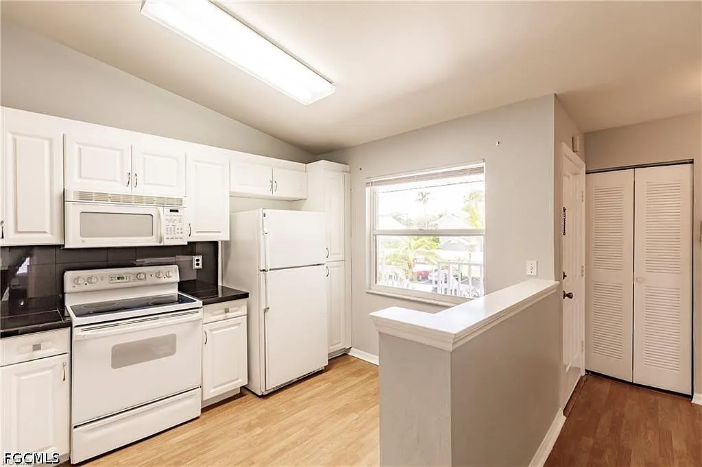 3 bed, 2.0 bath, 1093 sqft, $2,000 — Photo 4