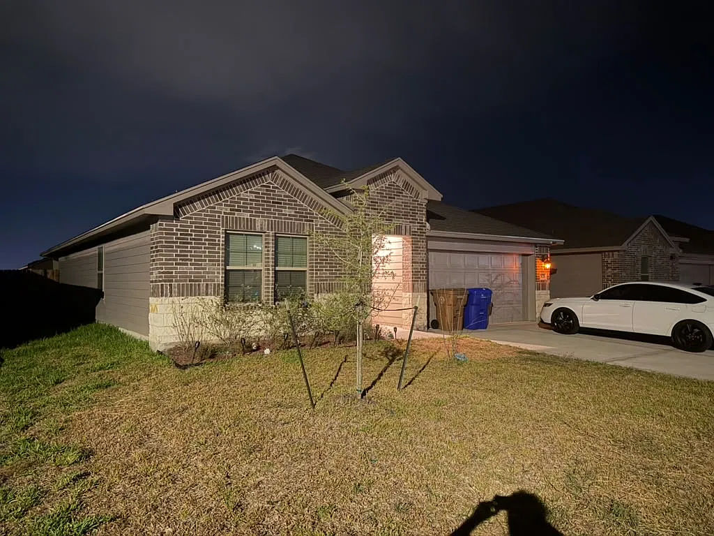4 bed, 1796 sqft, $2,412 — Photo 2
