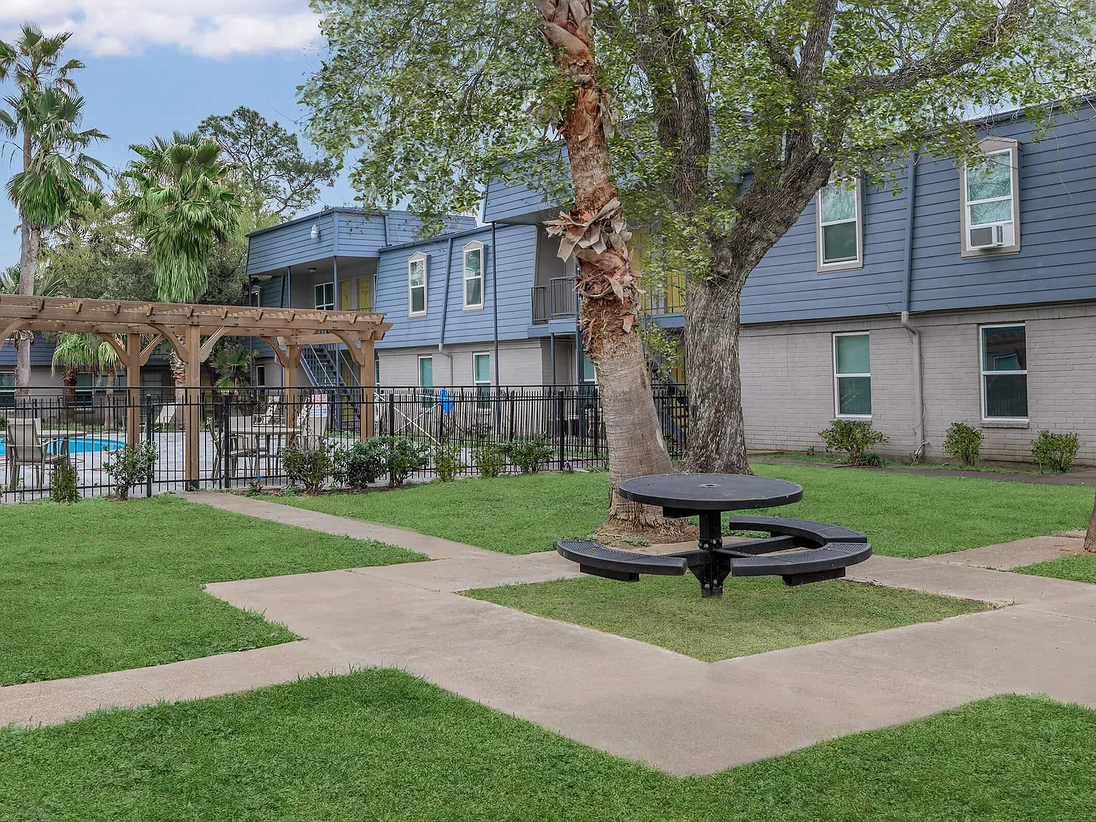 Valencia Grove Apartments — Photo 2
