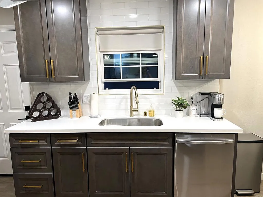 2 bed, 827 sqft, $4,200 — Photo 3