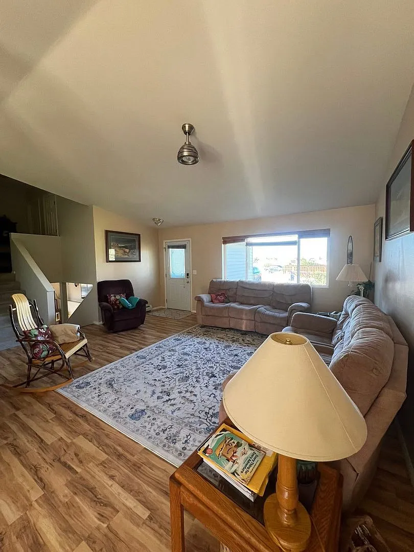 Furnished 4-Bedroom, 3-Bath Home with Spacious Backyard — Photo 2