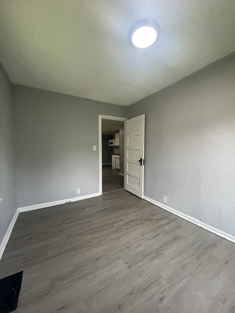 Building Photo - 2001 E 81st Ter