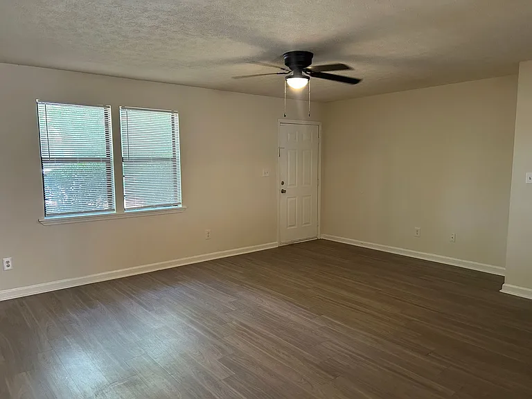 1010 Wellington Dr — Photo 2