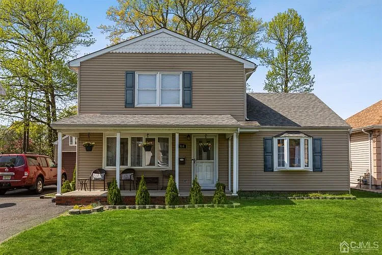 364 Fairview Ave photo 1