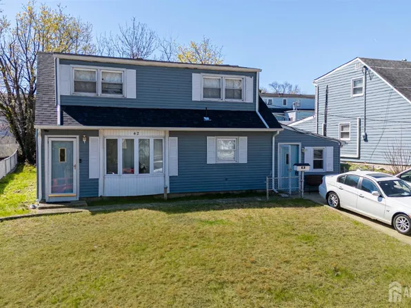 42 Kendall Dr, Parlin, NJ 08859