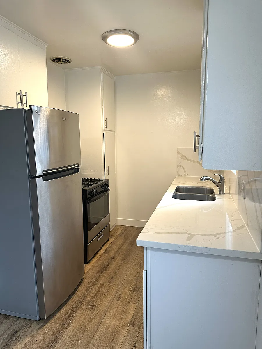 Building Photo - 4500 E 7th St #1