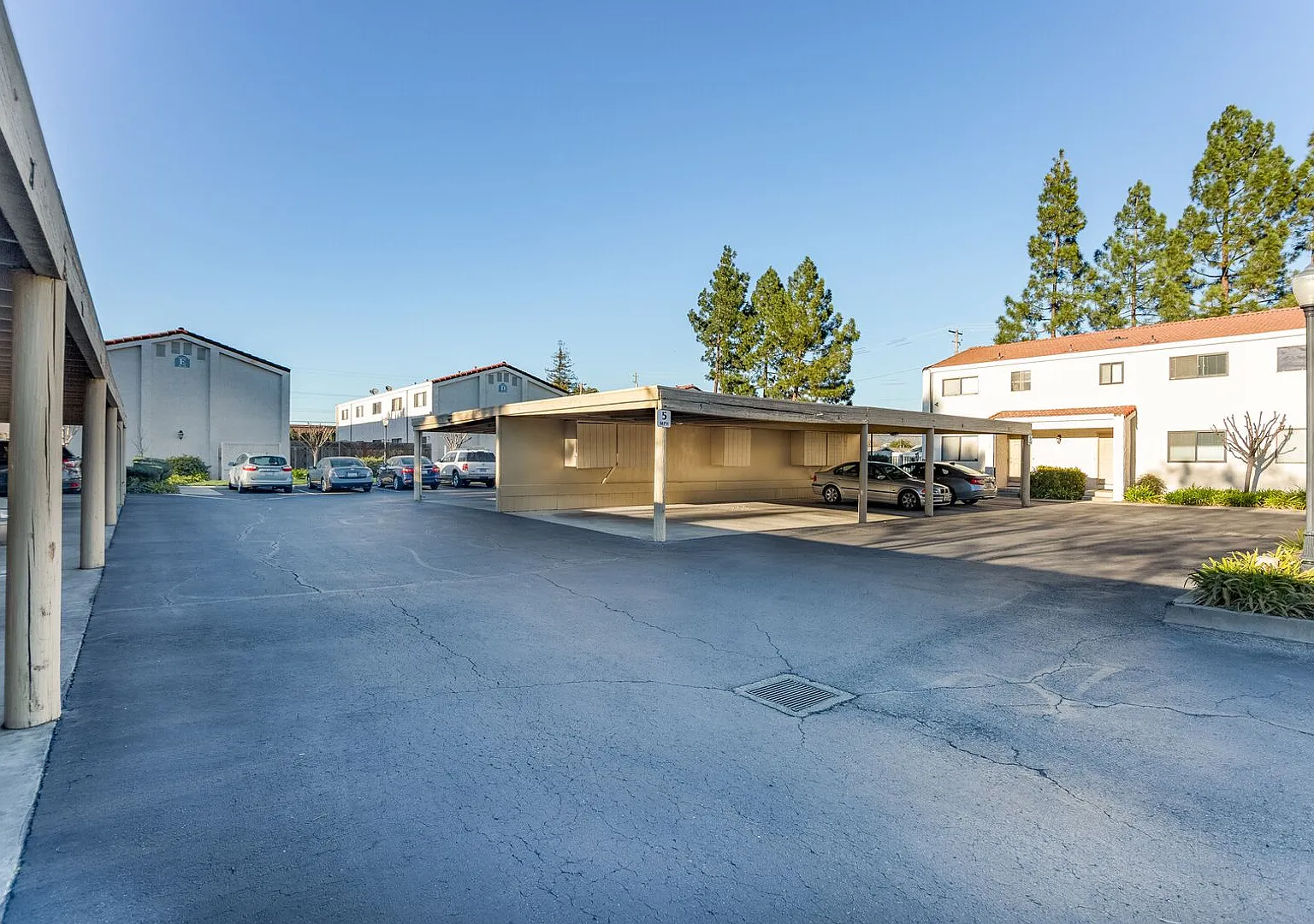 Townhome Style Apartments 2 or 3 Bedrooms all with 1.5 Bathrooms — Photo 4