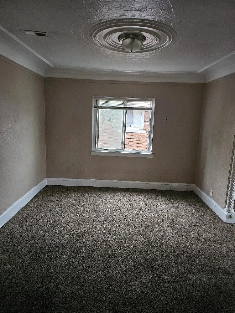 3 bed, 1.0 bath, 2433 sqft, $1,250 — Photo 4