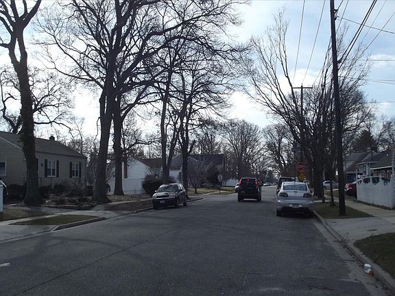 5th image of 354 Seaford Ave