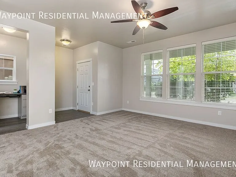 1142 W Parkstone St — Photo 4