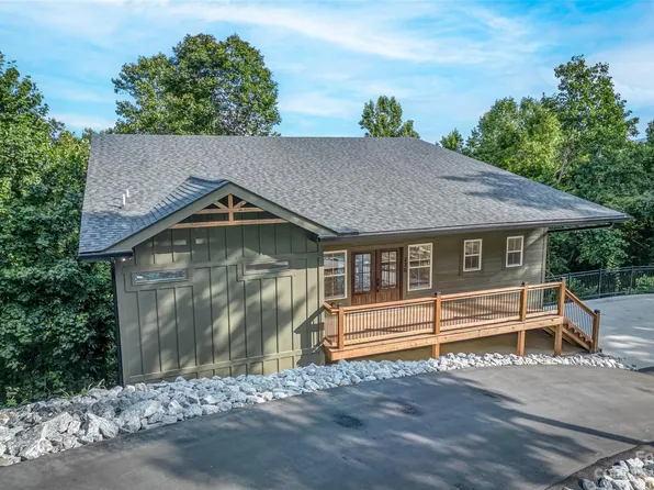 276 Roberts Dr, Hendersonville, NC 28792