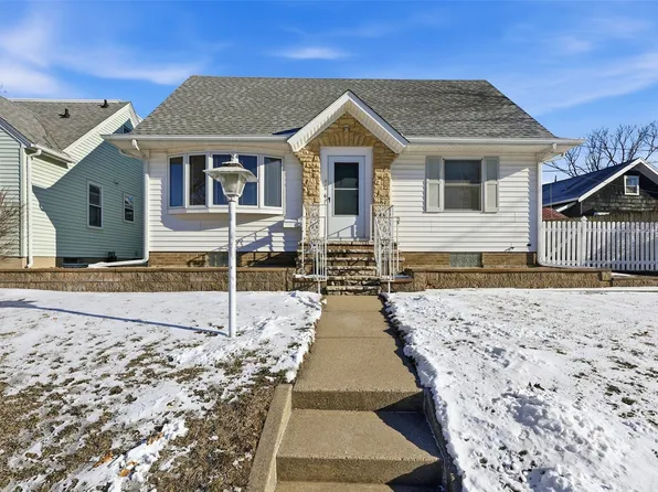 318 22nd St NE, Cedar Rapids, IA 52402