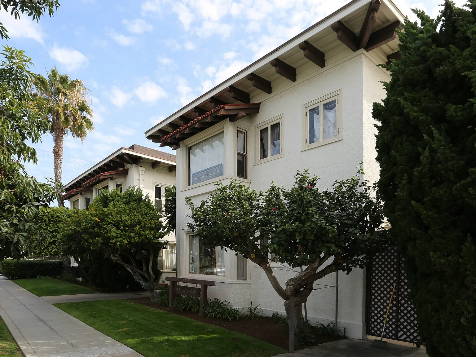 Downstairs Spacious Studio at the Charming Mission Apartments! — Photo 2