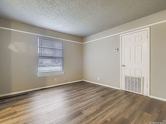 5th image of 922 Deely Pl