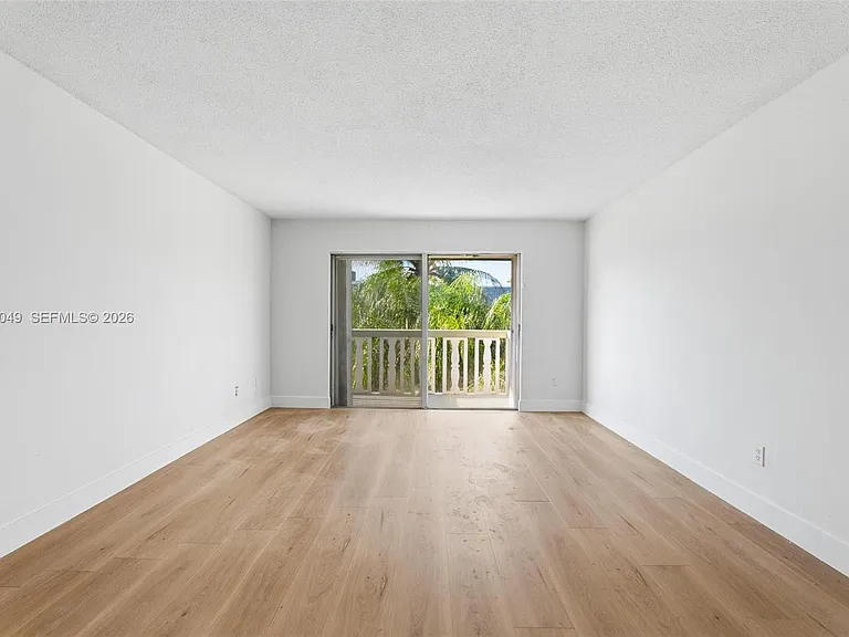 15205 NE 6th Ave #D305 — Photo 2