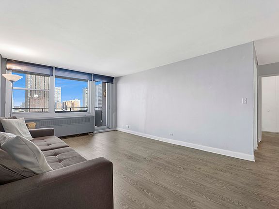 4th image of 555 W Cornelia Ave APT 1411