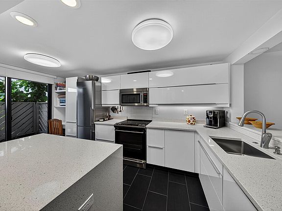 5th image of 1100 SE 5th Court #58