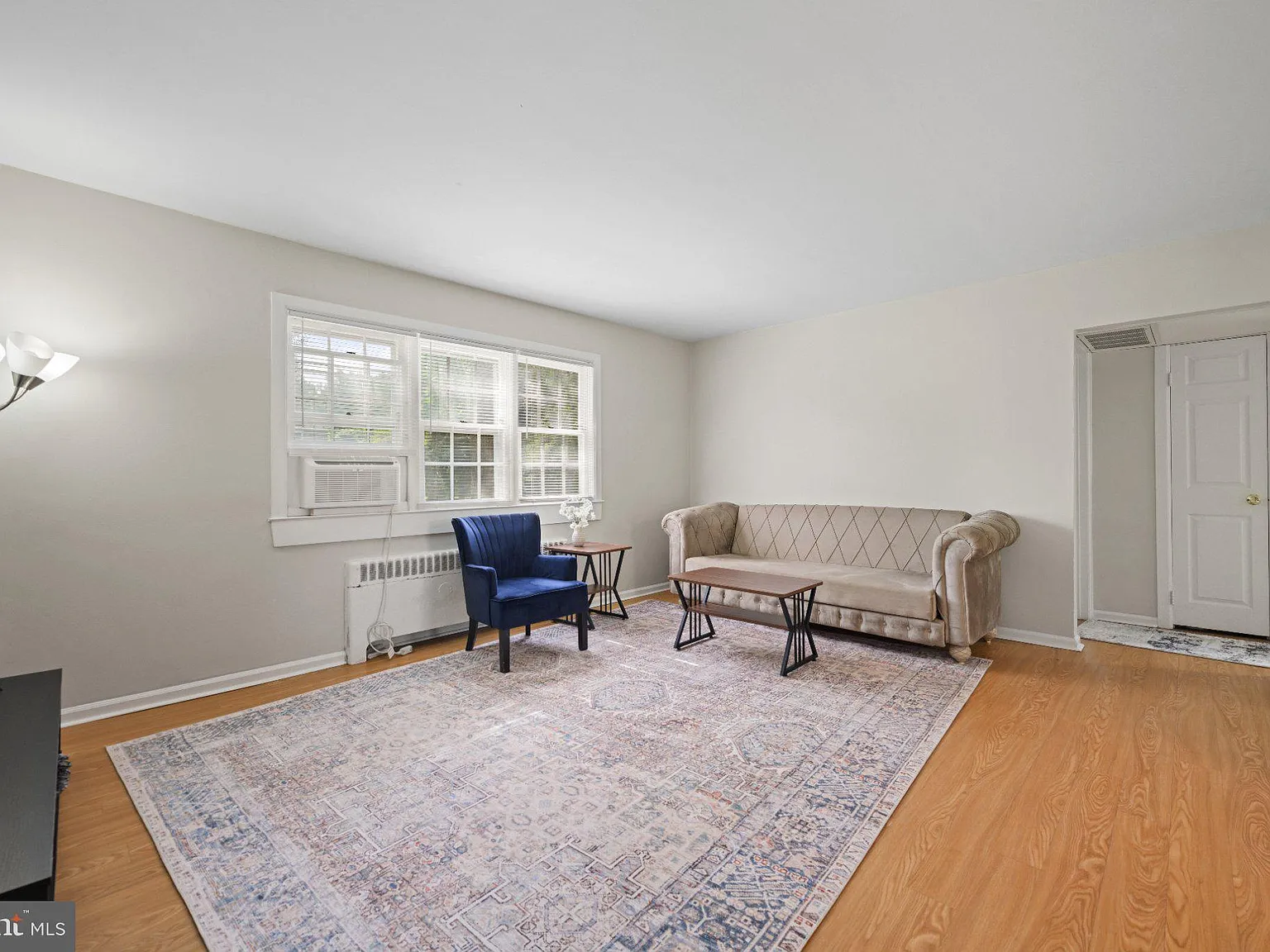 2 bed, 1.0 bath, 944 sqft, $1,900 — Photo 3