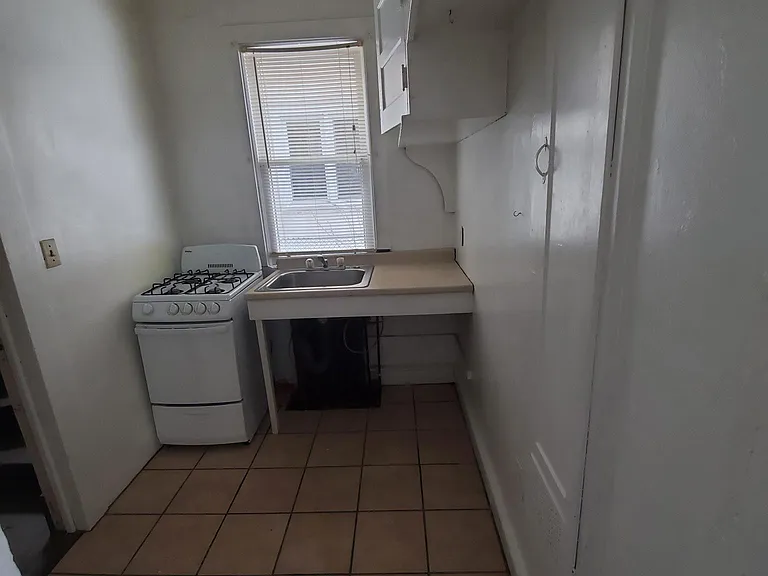 387 S River St #1-R — Photo 3