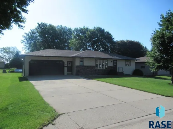 513 S Elizabeth Ave, Hills, MN 56138
