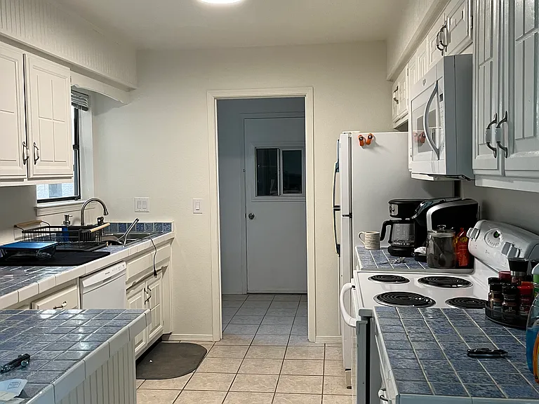 655 Lakeview Cir SE — Photo 3